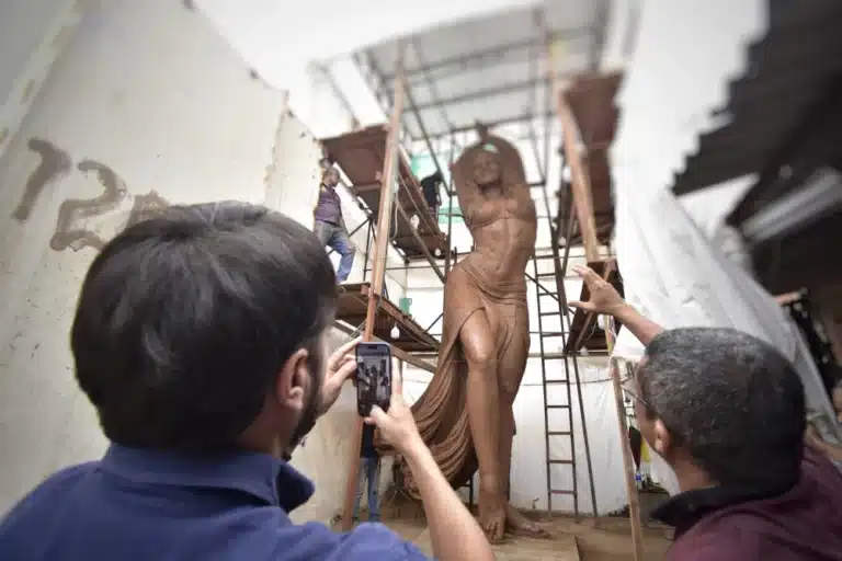 Shakira statue being erected on the Gran Malecón